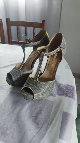 Zapatos de tacón dorados y plateados