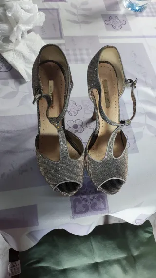 Zapatos de tacón dorados y plateados