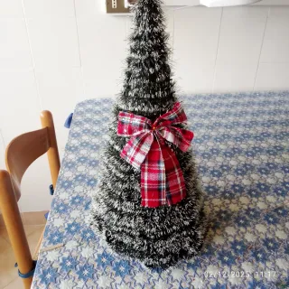 Albero di Natale con fiocco rosso