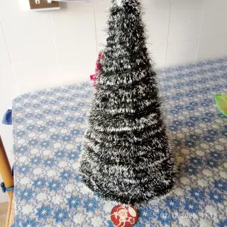 Albero di Natale con fiocco rosso