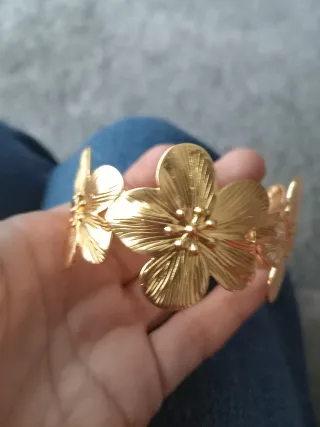 Brazalete dorado flor
