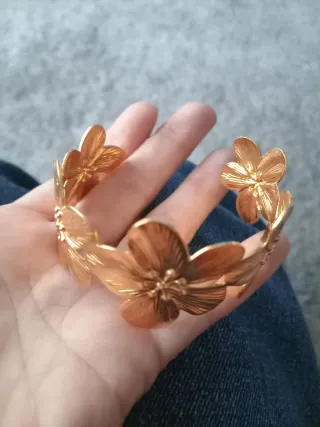 Brazalete dorado flor