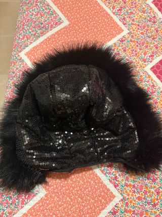 Capucha abrigo negro lentejuelas y pelo