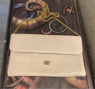 Bolso de piel beige con cadena dorada