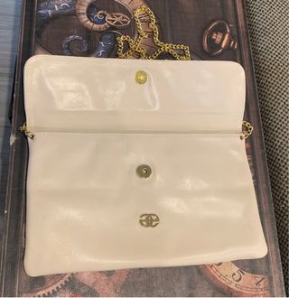 Bolso de piel beige con cadena dorada