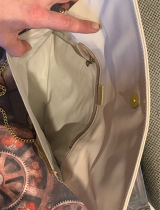Bolso de piel beige con cadena dorada