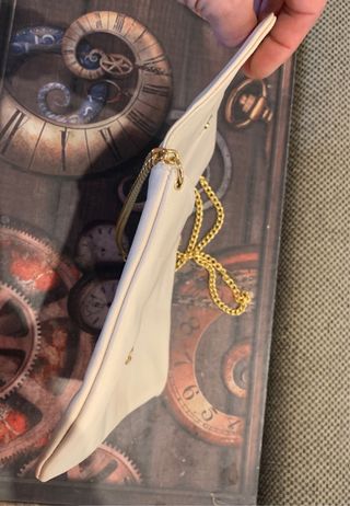 Bolso de piel beige con cadena dorada