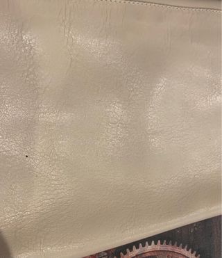 Bolso de piel beige con cadena dorada