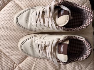 Zapatillas Vans Blancas y Marrones 55€ ambos pares