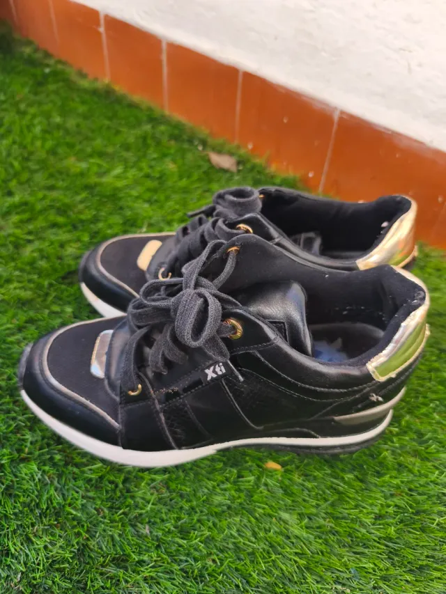 Zapatillas deportivas chica negras y doradas