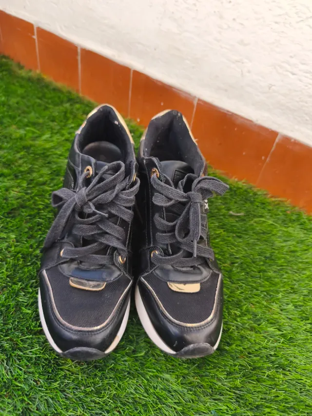 Zapatillas deportivas chica negras y doradas