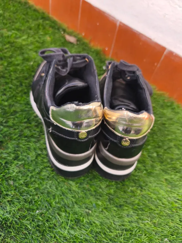 Zapatillas deportivas chica negras y doradas