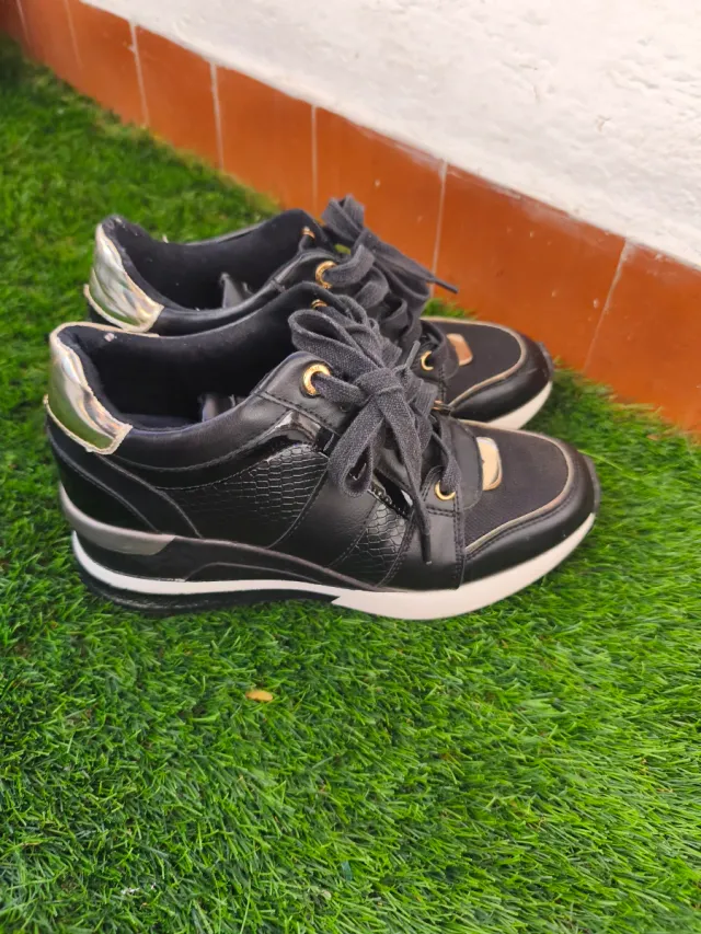 Zapatillas deportivas chica negras y doradas