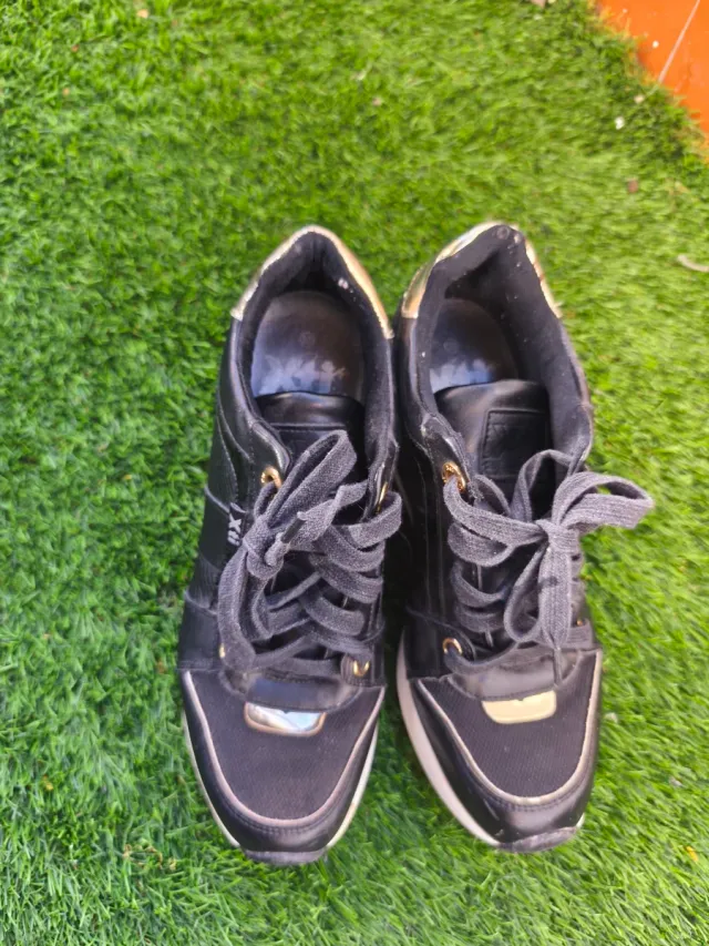 Zapatillas deportivas chica negras y doradas