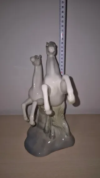 Figura de porcelana de caballos