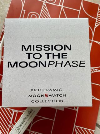 Omega x Swatch Mission to Moonphase Snoopy bianco