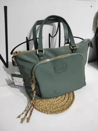 Bolso de mano verde con detalles dorados