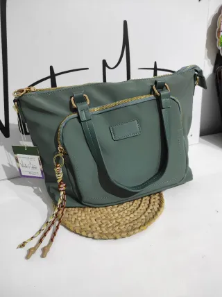 Bolso de mano verde con detalles dorados