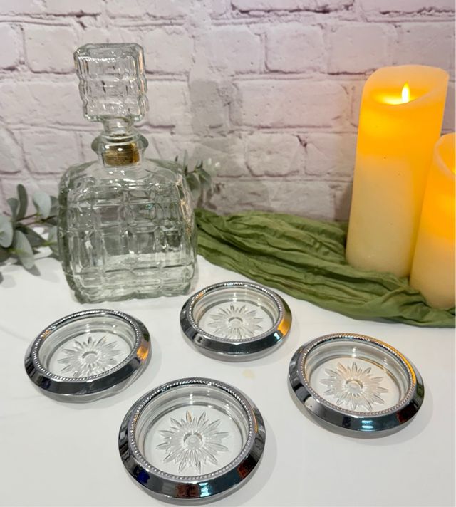 Licorera di vetro con 4 sottobicchieri