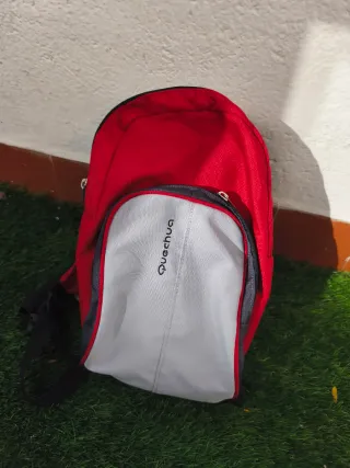 Mochila Quechua senderismo roja y gris