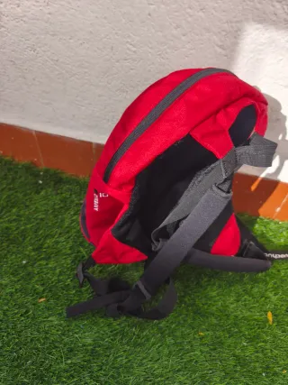 Mochila Quechua senderismo roja y gris