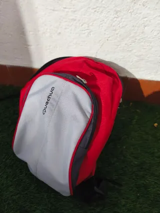 Mochila Quechua senderismo roja y gris