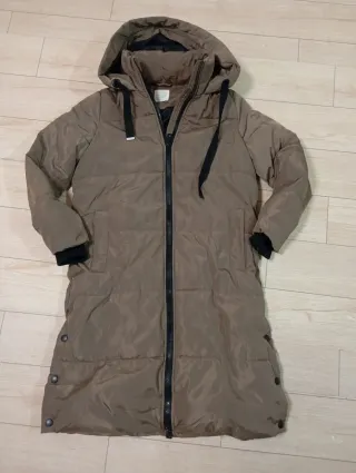 Abrigo plumífero largo marrón Primark