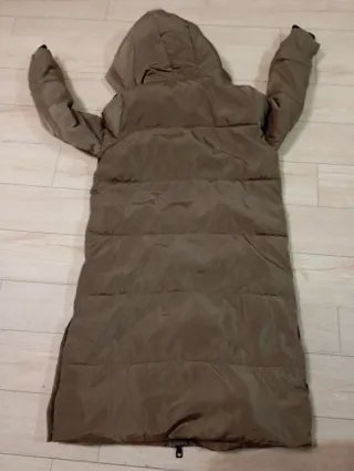 Abrigo plumífero largo marrón Primark