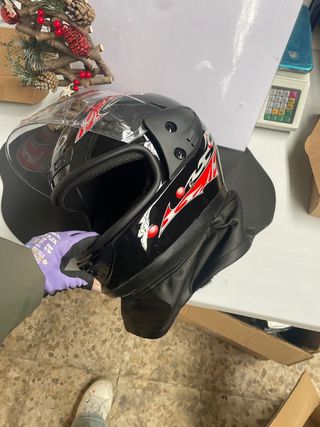 Casco de moto negro con diseño