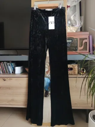 Pantalón largo de terciopelo Zara negro flare