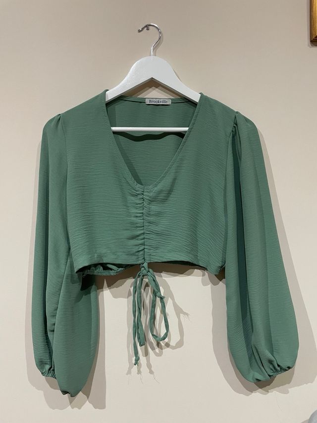Blusa verde con fruncido y lazada