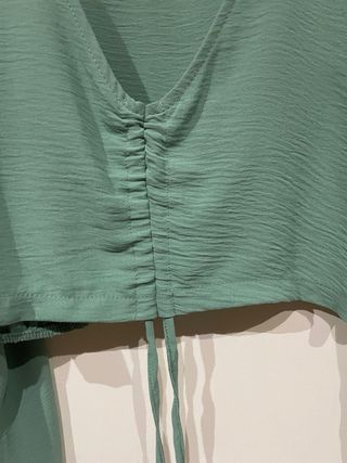 Blusa verde con fruncido y lazada