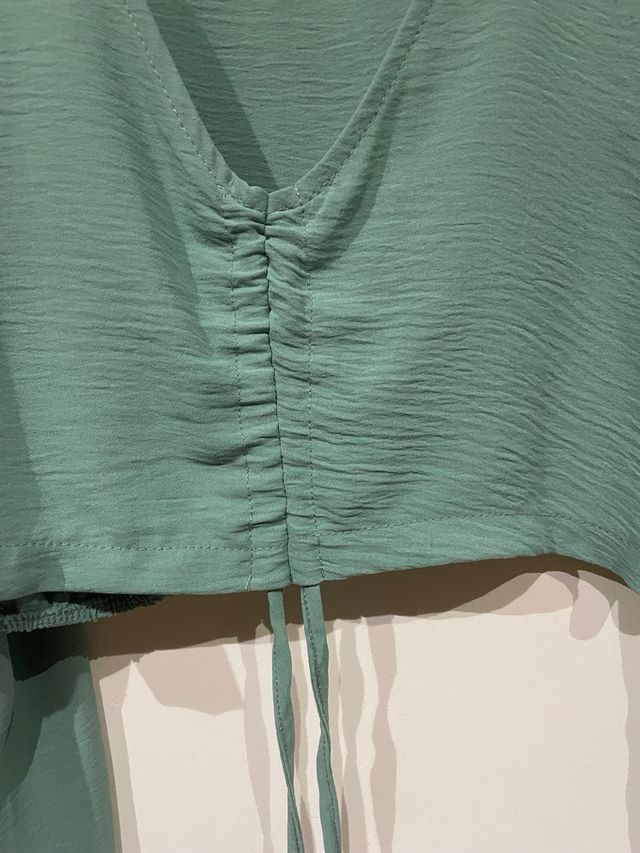Blusa verde con fruncido y lazada