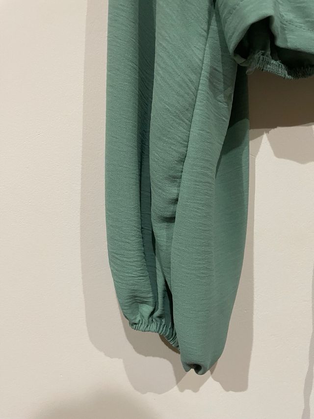 Blusa verde con fruncido y lazada