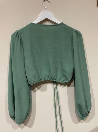 Blusa verde con fruncido y lazada