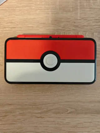 Nintendo 2DS XL Poké Ball Edition con juegos