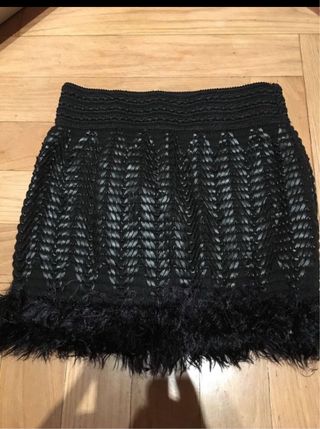 Falda negra símil piel con plumas