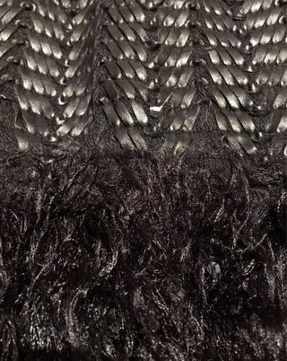 Falda negra símil piel con plumas