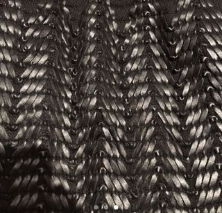 Falda negra símil piel con plumas