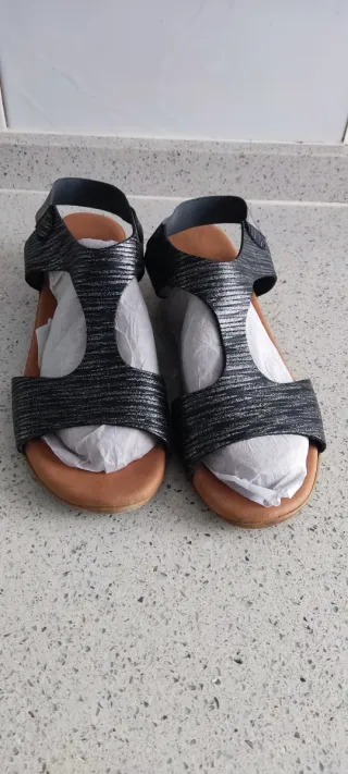 Sandalias negras y plateadas 39