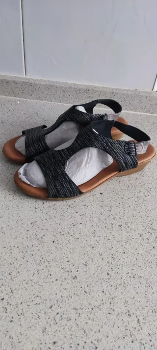 Sandalias negras y plateadas 39