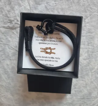 Bracciale nero con chiusura a vite