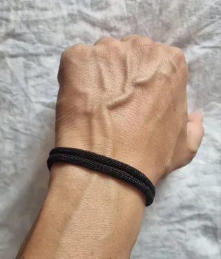 Bracciale nero con chiusura a vite