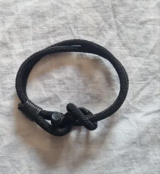 Bracciale nero con chiusura a vite