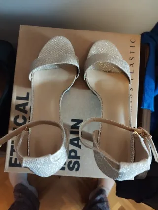 Sandalias de fiesta doradas.