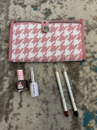 Nécessaire para essenciais com alguns produtos