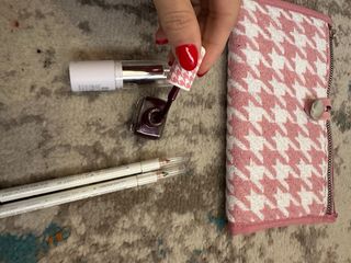 Nécessaire para essenciais com alguns produtos