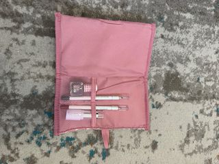 Nécessaire para essenciais com alguns produtos