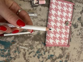 Nécessaire para essenciais com alguns produtos