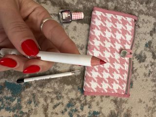 Nécessaire para essenciais com alguns produtos